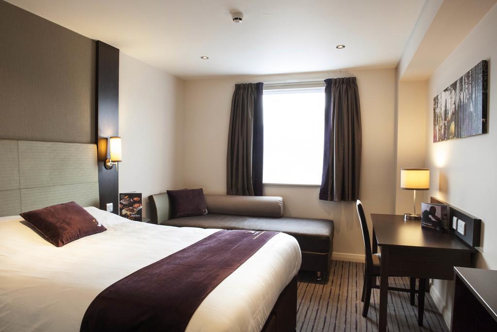 Premier Inn London Heathrow M4/J4 Hillingdon kerület Kültér fotó